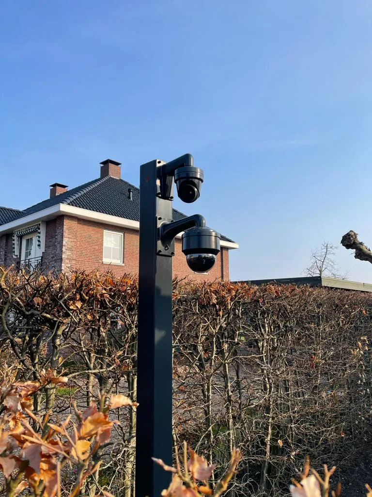 Strak gespoten cameramast in kleur naar wens