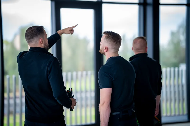 Monteurs van Cebec overleggen op locatie